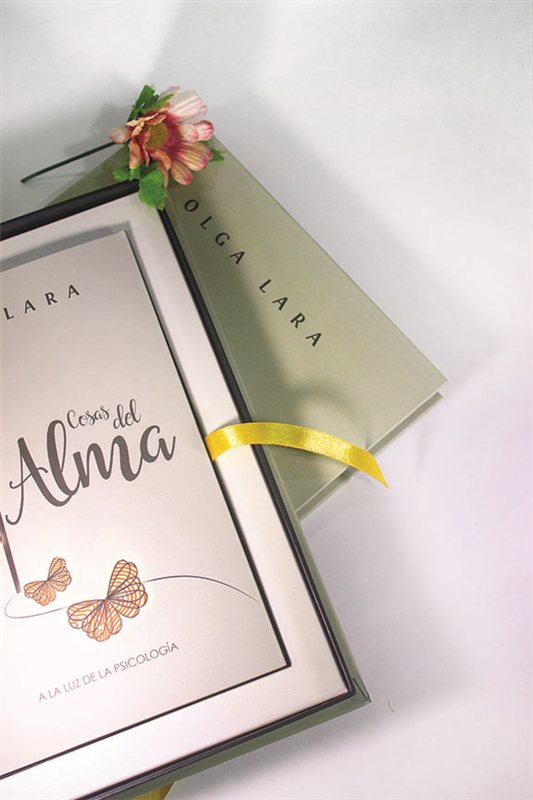 Caja rigida tipo libro Olga Lara